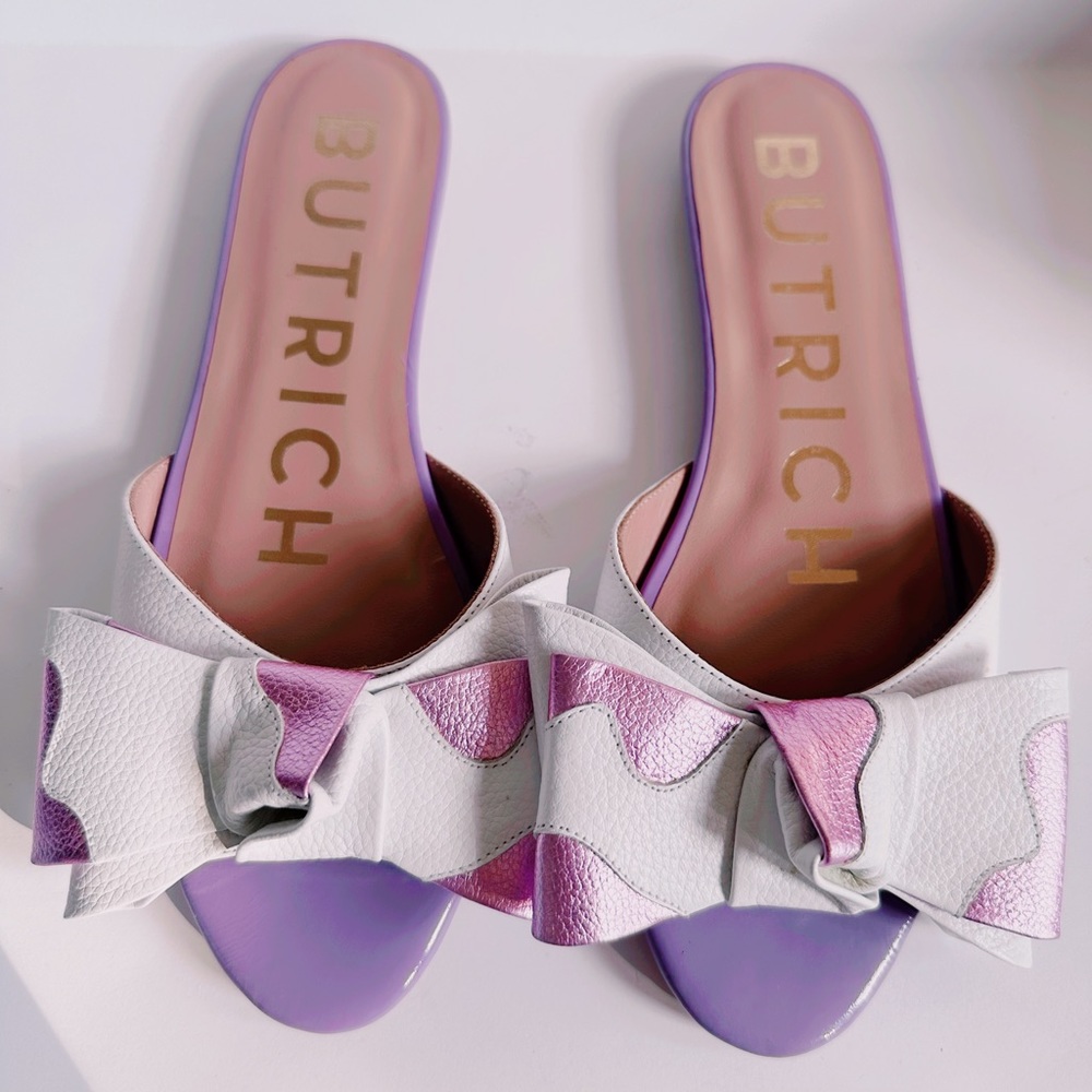 Butrich Barbie lavender and white  flat